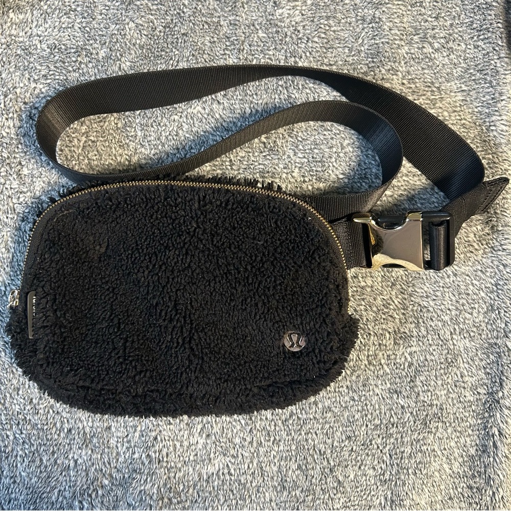 LULULEMON - Black Sherpa Belt Bag - Picture 2 of 7